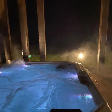 Wichrowe Wzgorze Z Jacuzzi ヴィラ